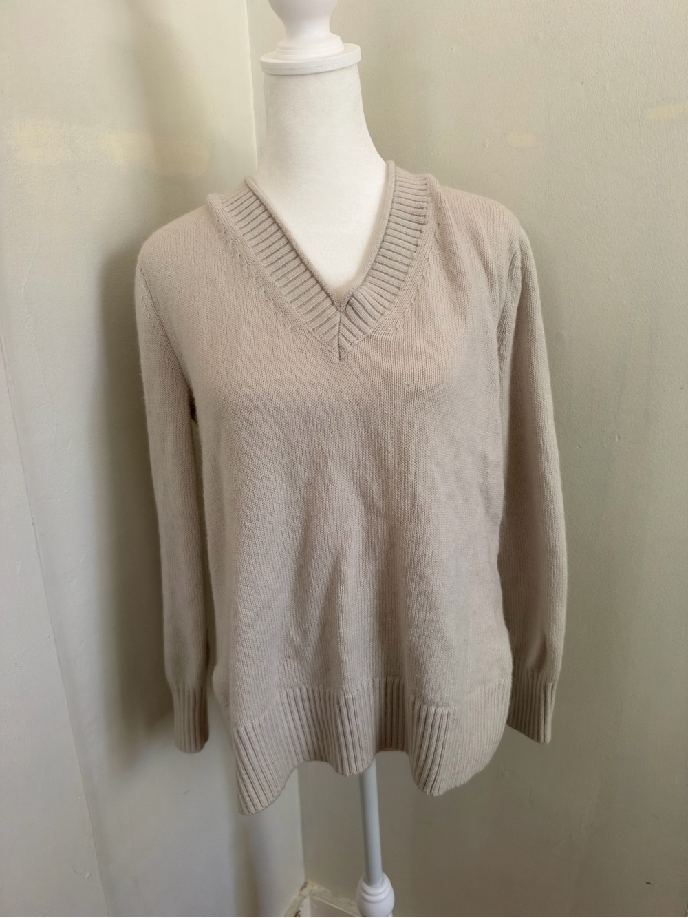 Banana republic v neck sweater cream size small